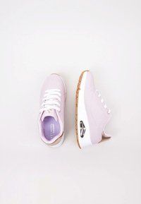 Sneaker rosa con lacci bianchi, realizzate in materiale perforato, con linguetta imbottita e suola intermedia bianca con suola in gomma marrone.