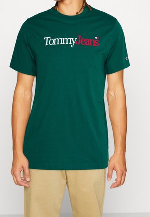 Zielony bawełniany t-shirt z logo "Tommy Jeans" w białym i czerwonym kolorze. Standardowy krój z krótkimi rękawami i okrągłym dekoltem.