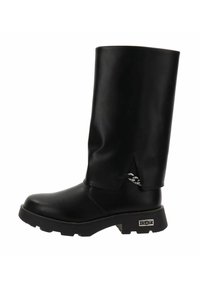 Bota negra de caña alta, hecha de material sintético suave, con suela gruesa y acentos metálicos decorativos en el lateral. Presenta una puntera redondeada.