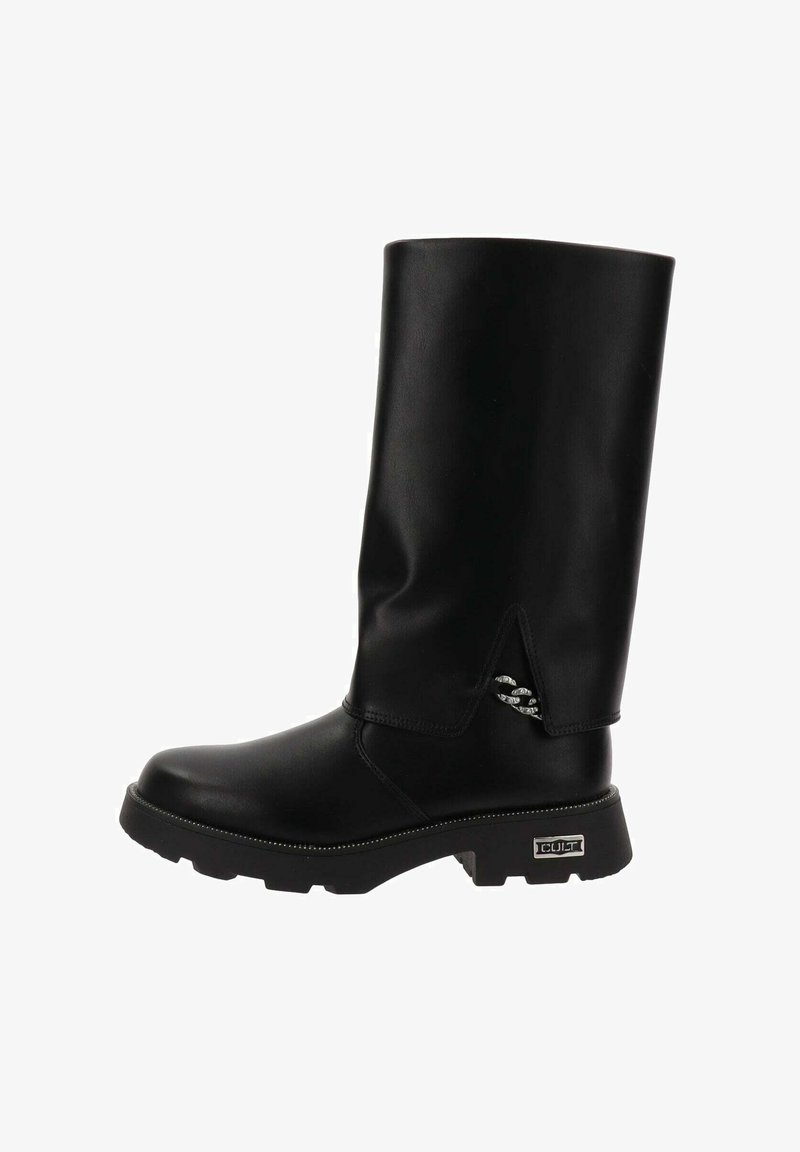 Bota negra de caña alta, hecha de material sintético suave, con suela gruesa y acentos metálicos decorativos en el lateral. Presenta una puntera redondeada.