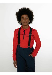 Maglia rossa a maniche lunghe con mezza zip e accenti neri, abbinata a pantaloni da neve blu navy con bretelle nere regolabili.