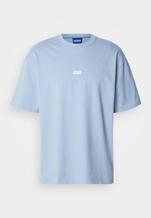 Šviesiai mėlyna trumpomis rankovėmis marškinėlių suapvalintu kaklu, pagaminti iš medvilnės, su baltu stačiakampiu logotipu viduryje priekyje.