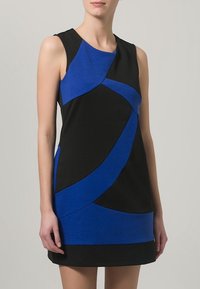 Černo-modré bezramínkové šaty s geometrickým vzorem, kombinující kontrastní barvy a textury, vyrobené z hladkého materiálu.