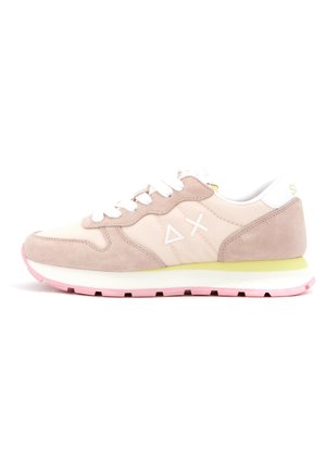 Lichtroze en beige suède sneaker met witte veters, wit logo aan de zijkant, gele tussenzool en roze rubberen buitenzool.