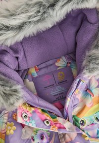 Wasserdichte lila Jacke mit grauem Kunstfellbesatz. Mit bunten Schmetterlings- und Blumenmustern. Pflegeetikett im Inneren sichtbar.