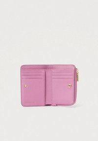 Růžová strukturovaná kožená peněženka otevřená a ukazující více slotů na karty, s kovovým uzávěrem a zlatým zipem na světlém pozadí.