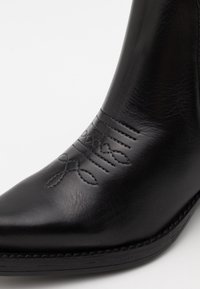 Kentucky's Western Botines camperos - black