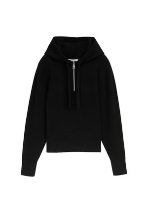 Melns kapucis ar rāvējslēdzēju priekšpusi, izgatavots no mīkstas adītas auduma. Iezīmē plašu kapuci, garām piedurknēm, kā arī ribota aproces un apakšmalu.