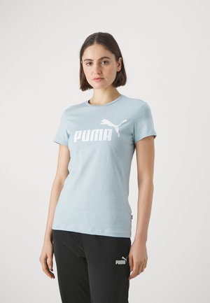 Camiseta de algodón azul claro con un gran logotipo blanco de "PUMA" y una pequeña silueta de puma. Manga corta y escote redondo.