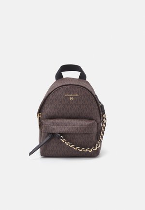 Brązowy mini plecak Michael Kors z wzorem logo MK, przednia kieszeń na zamek, czarna rączka i ozdobny złoty i czarny łańcuszek.