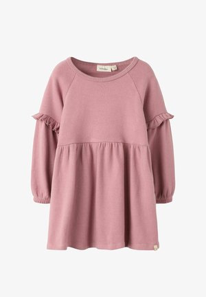 Ružičasta haljina dugih rukava napravljena od mekog materijala, koja ima slojeviti dizajn, volančiće na rukavima i okrugli izrez.