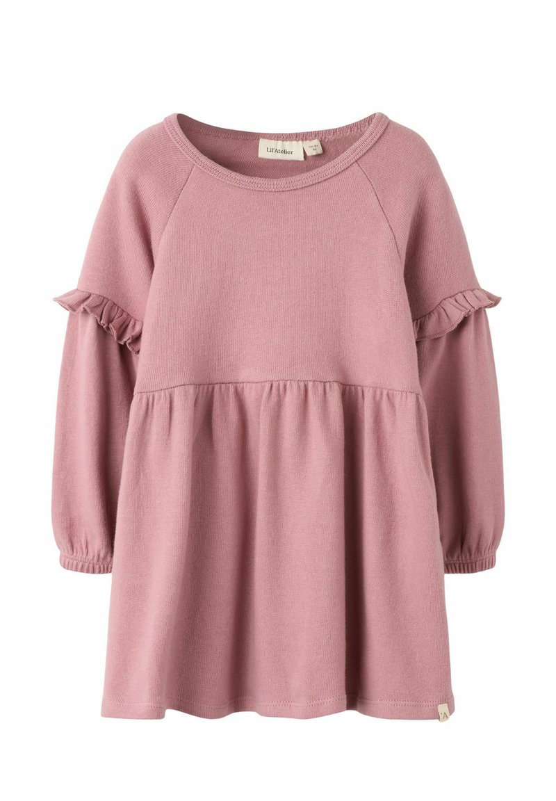 Růžové dlouhé šaty s dlouhým rukávem vyrobené z měkké tkaniny, s vrstveným designem, volánkovými detaily na rukávech a kulatým výstřihem.