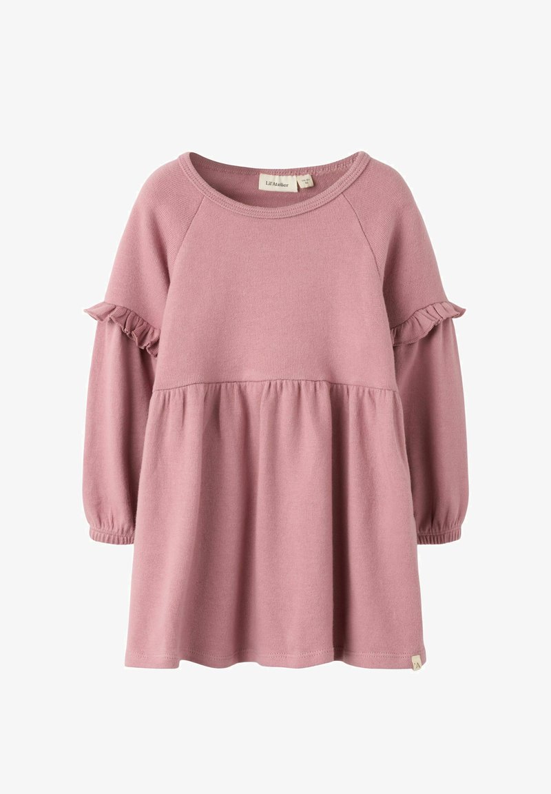 Růžové dlouhé šaty s dlouhým rukávem vyrobené z měkké tkaniny, s vrstveným designem, volánkovými detaily na rukávech a kulatým výstřihem.