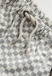 Unselected, neutral checkerboard