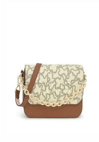 Bolso cruzado con un exterior texturizado en crema claro y una base marrón, correa de cadena dorada y detalle de patrón en relieve.