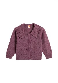 Lila gestrickte Babykardigan mit großem gewelltem Kragen, langen Ärmeln, Knopfleiste und kleinem Lochmuster.