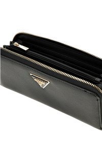 Portafoglio in pelle nera con superficie texturizzata, zip dorata ed emblema triangolare. Caratterizzato da più scomparti per l'organizzazione.