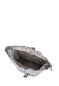 Bolso de cuero gris con cierre de cremallera, que cuenta con un interior beige forrado con el logotipo de la marca en repetición, y un bolsillo interno.
