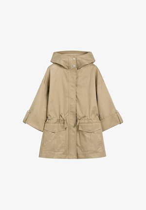 Beżowy peleryna przeciwdeszczowa z kapturem, zapinana na zatrzaski z przodu, z regulowanym sznurkiem w talii, szerokimi rękawami z patkami na guziki oraz dwoma dużymi przednimi kieszeniami na patkę.