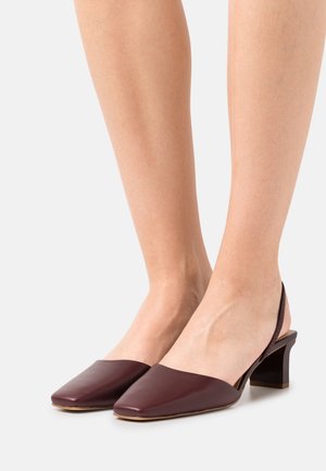 Tacones slingback de cuero burdeos con diseño de punta cuadrada, que cuentan con un tacón bajo tipo bloque y una textura suave, adecuados para ocasiones formales.