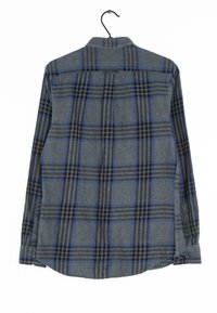 Grå flannel skjorte med et blått og svartrutekmønster, lange ærmer, knaplukning ved håndleddene og en rund kant. Har en rygge og en ophængsløkke.