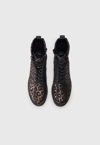 Schwarze Knöchelschuhboots mit Leopardenmuster in bronzefarbenen Tönen, strukturiertem Material, schwarzen Schnürsenkeln und einem seitlichen Reißverschluss.