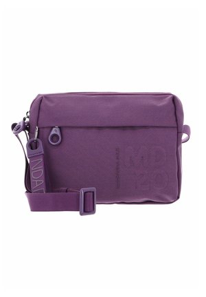 Sac rectangulaire violet en matière texturée, doté d'une fermeture éclair et d'une sangle réglable avec boucle. Détail du logo visible sur le côté.