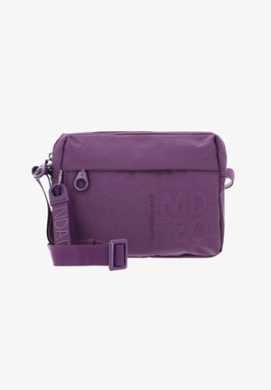 Sac rectangulaire violet en matière texturée, doté d'une fermeture éclair et d'une sangle réglable avec boucle. Détail du logo visible sur le côté.