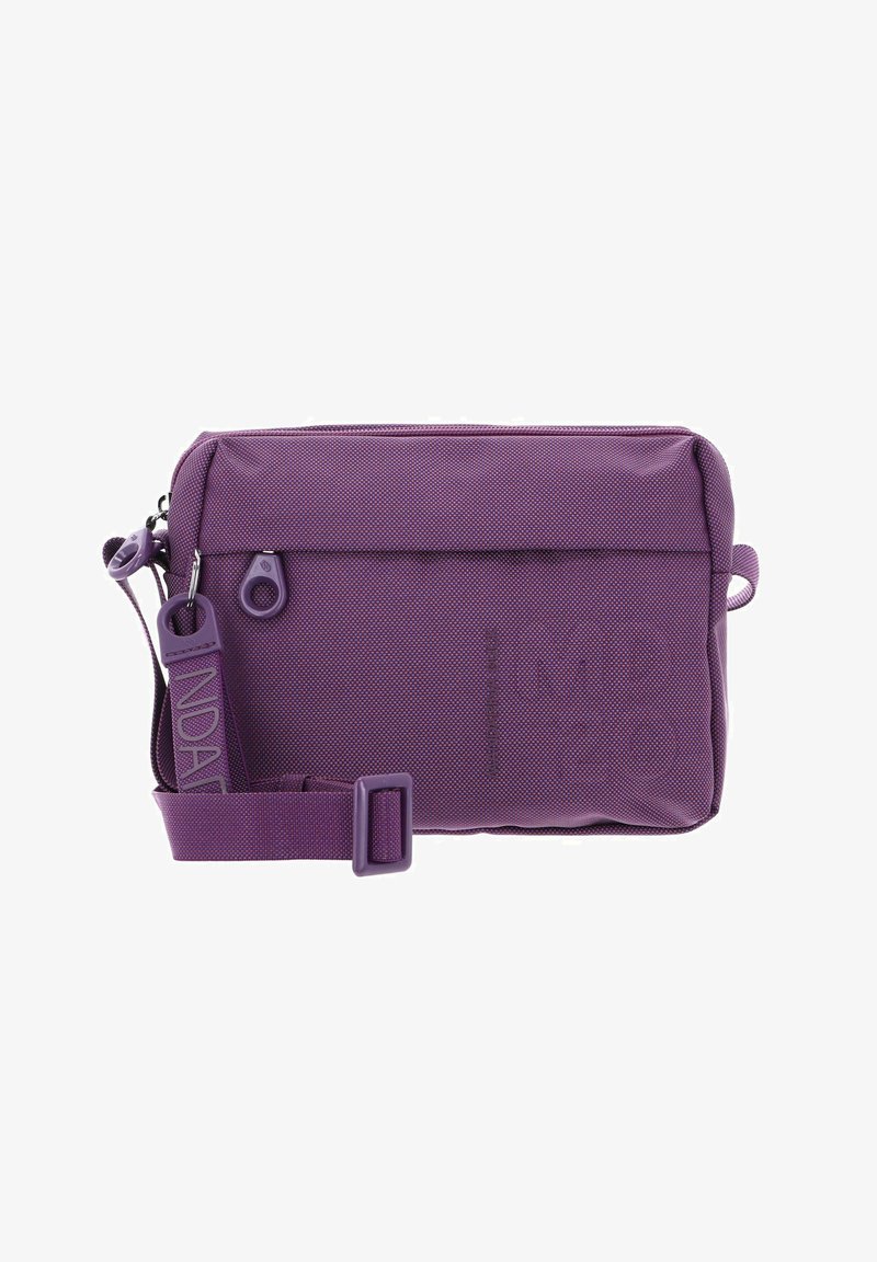 Sac rectangulaire violet en matière texturée, doté d'une fermeture éclair et d'une sangle réglable avec boucle. Détail du logo visible sur le côté.