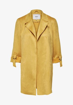 Abrigo largo de ante amarillo con solapas anchas, mangas de tres cuartos y correas ajustables con hebillas en las muñecas.