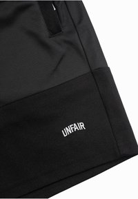 UNFAIR ATHLETICS CENTER COURT  - Kratke hlače - black