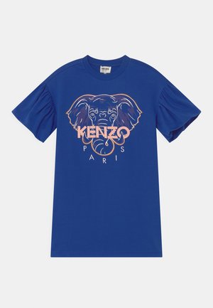 Blå kortærmet skjorte med puffede ærmer med et stort elefanthoved og "KENZO PARIS" tekst i ferskenfarve foran.