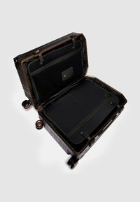 Schwarzer Hartschalenkoffer mit bronzefarbenen Akzenten, geöffnet, um ein geräumiges Innenfach und Reißverschlussfächer zu zeigen, mit einer strukturierten Oberfläche.