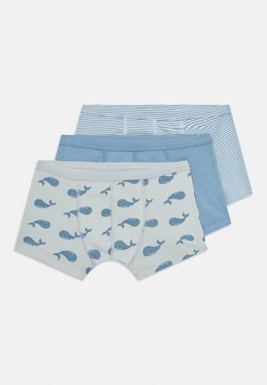 Drei Paare Jungenboxershorts: hellblau mit weißen Streifen, einfarbig blau und blassblau mit Walmuster. Weicher Baumwollstoff, elastischer Bund.
