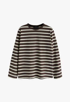 Rjava in bela majica s horizontalnimi črtami in dolgimi rokavi, z okroglim izrezom, izdelana iz mehke tkanine, položena na ravno belo podlago.