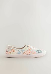 Slip-on teniska s kvetinovým vzorom v pastelových ružových, modrých a broskyňových farbách na bielom plátne a bielej gumovej podrážke.