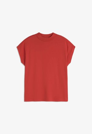 Rotes T-Shirt mit kurzen Ärmeln und Rundhalsausschnitt, locker geschnitten und mit leicht verlängerten Schulternähten, auf weißem Hintergrund präsentiert.