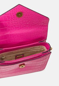Guess Käsilaukku - pink