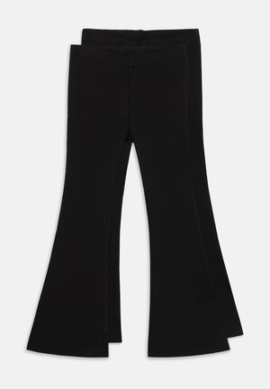 Leggings noires à côtes évasées avec une taille élastique, présentant une texture lisse et une silhouette ajustée qui s'évasera au niveau de l'ourlet.