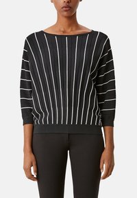 Czarny i biały sweter w paski z szerokim dekoltem łódkowym, rękawami o długości trzech ćwiartek oraz miękkim, fakturowanym materiałem. Żebrowany dół w talii.