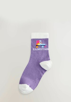Vijolična bombažna nogavica z belim robom in prstom. Ima barvit motiv roler skates in napis "SAMS" v belem. Gladka tekstura, rebrasto telo.