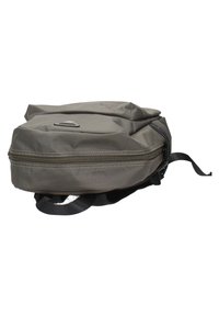 Zaino grigio con forma arrotondata, superficie liscia e un compartimento con zipper. Presenta spallacci neri regolabili e un accento triangolare.