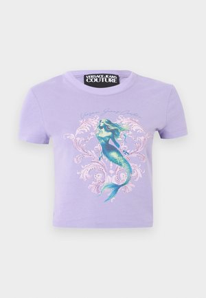 Top corto a maniche corte color lilla con grafica di una sirena turchese e verde circondata da eleganti riccioli rosa chiaro e testo "Versace Jeans Couture".