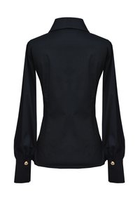 Czarna bluzka z kołnierzykiem, długimi bufkami i zapinanymi mankietami. Gładki materiał o dopasowanym kroju i minimalnych detalach.