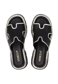 Sorte slidesandaler med udskårent design, der har sølvkant og teksturerede såler. Guld "Venezia" branding på indersålen. Blødt lædermateriale.