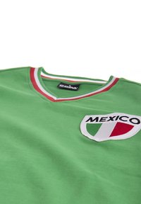 T-shirt vert à manches courtes et décolleté en V avec un patch brodé blanc comportant "MEXIQUE" et un écusson aux couleurs italiennes. En matière de coton.