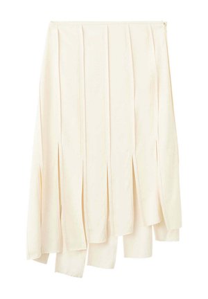 Asymetryczna kremowa plisowana spódnica z nierównym dołem, mająca długie pionowe plisy tworzące warstwowe panele.