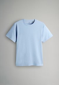Svetlomodré tričko s krátkym rukávom vyrobené z bavlny s okrúhlym výstrihom. Hladká textúra, voľný strih, žiadne viditeľné vzory ani akcenty.