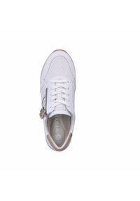 Weiße Sneaker mit perforierten Details, Schnürverschluss, seitlichem Reißverschluss und einem hellbraunen Akzent an der Ferse. Weiches Material und gepolsterte Innensohle.
