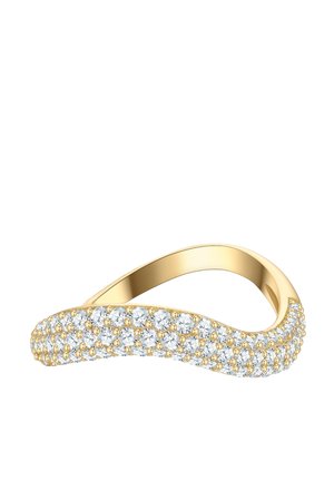 Anello d'oro con un design ondulato, presenta una fila di piccoli gemelli trasparenti incastonati in un motivo scintillante lungo l'anello.